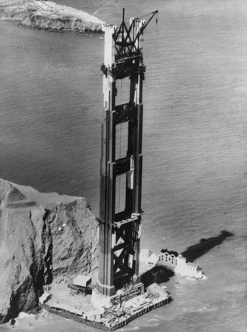 Illustration for article titled Photos of Famous Landmarks While They Were Still Under Construction